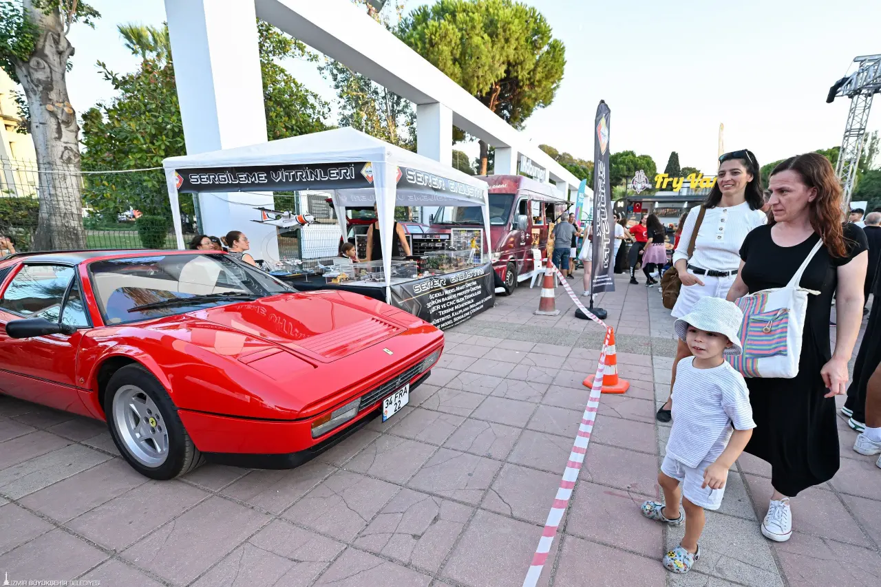 94. İzmir Enternasyonal Fuarı (İEF), bu yıl farklı bir heyecana sahne oluyor. Türkiye’nin en büyük hobi ve yaşam tarzı buluşmalarından biri olan Big Boyz Festival, 7 yıllık İstanbul serüveninin ardından ilk kez İzmir’de düzenlenerek İEF’de kapılarını açtı. Kültürpark Uzun Havuz çevresinde kurulan festival alanı, fuarın en ilgi gören duraklarından biri oldu.