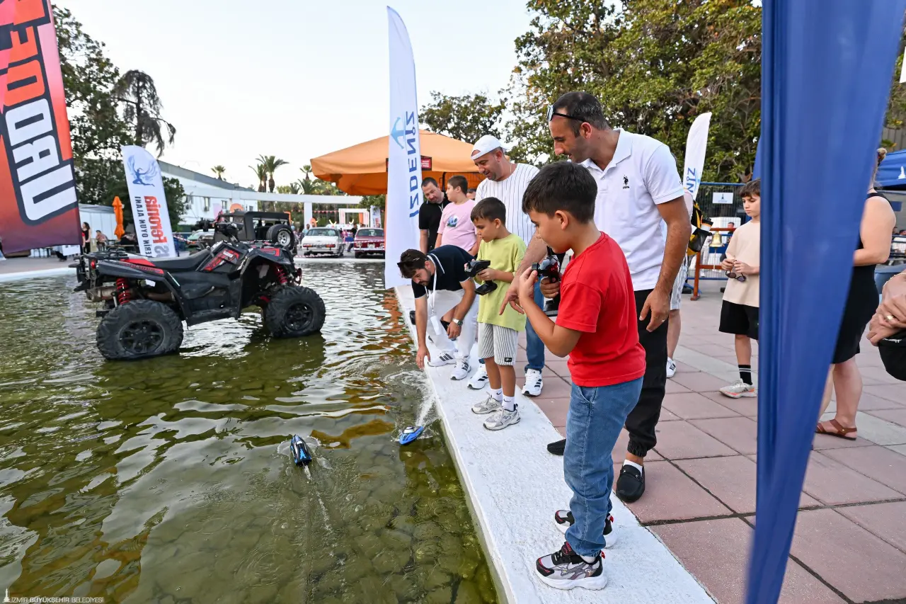 94. İzmir Enternasyonal Fuarı (İEF), bu yıl farklı bir heyecana sahne oluyor. Türkiye’nin en büyük hobi ve yaşam tarzı buluşmalarından biri olan Big Boyz Festival, 7 yıllık İstanbul serüveninin ardından ilk kez İzmir’de düzenlenerek İEF’de kapılarını açtı. Kültürpark Uzun Havuz çevresinde kurulan festival alanı, fuarın en ilgi gören duraklarından biri oldu.