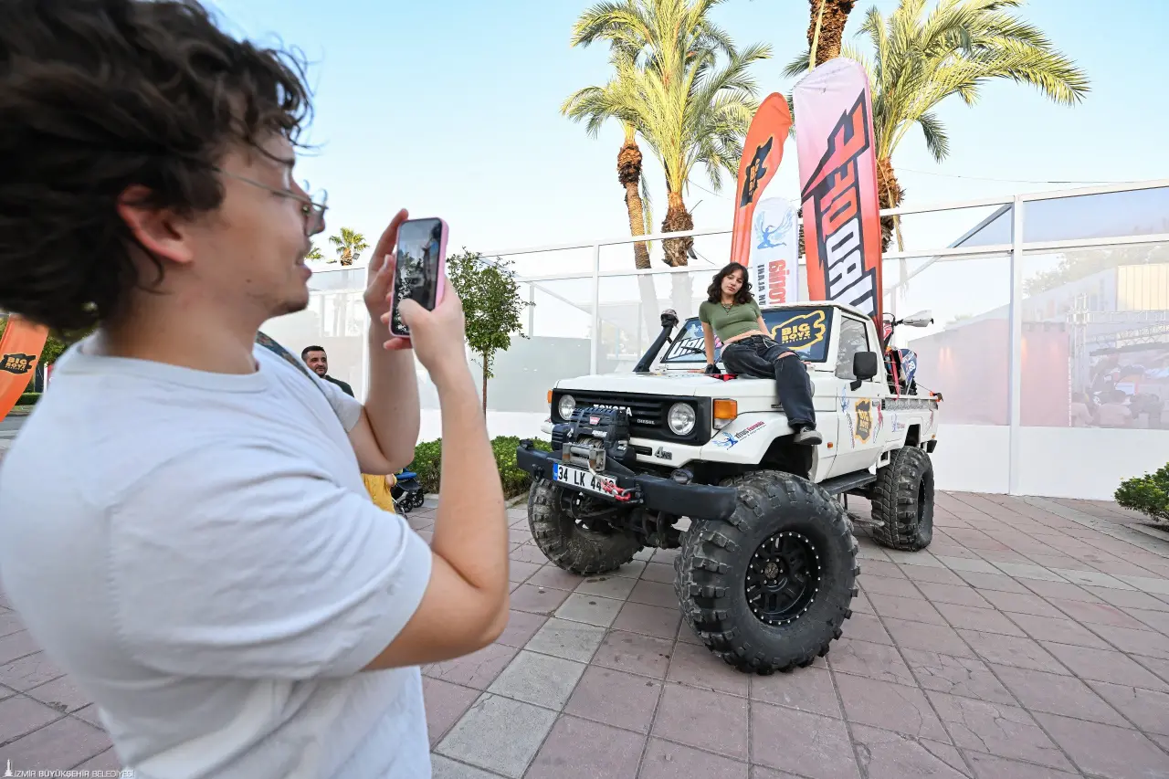 94. İzmir Enternasyonal Fuarı (İEF), bu yıl farklı bir heyecana sahne oluyor. Türkiye’nin en büyük hobi ve yaşam tarzı buluşmalarından biri olan Big Boyz Festival, 7 yıllık İstanbul serüveninin ardından ilk kez İzmir’de düzenlenerek İEF’de kapılarını açtı. Kültürpark Uzun Havuz çevresinde kurulan festival alanı, fuarın en ilgi gören duraklarından biri oldu.