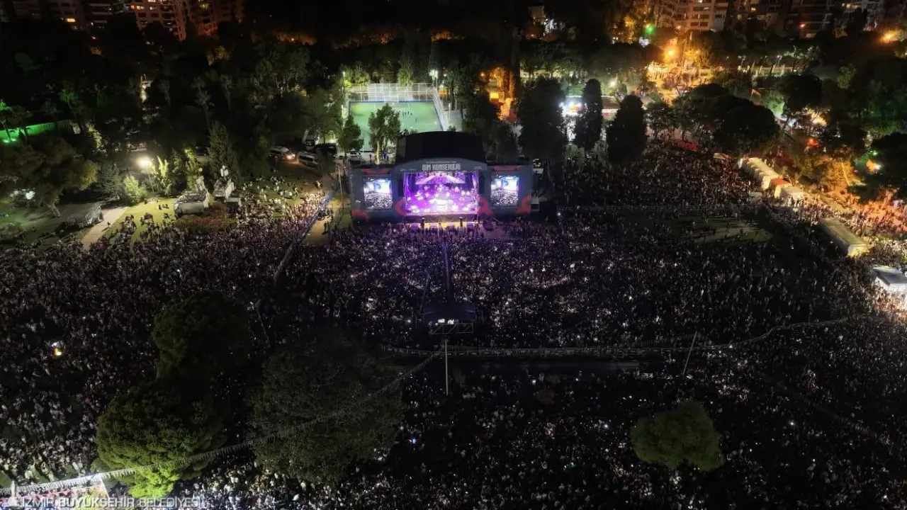 94’üncü İzmir Enternasyonal Fuarı (İEF) kapsamında bu kez ünlü sanatçı Yıldız Tilbe sahne aldı. İzmirlilerin büyük ilgi gösterdiği sanatçıyı dinleyenler arasında İzmir Büyükşehir Belediye Başkanı Dr. Cemil Tugay ve eşi Öznur Tugay da vardı.