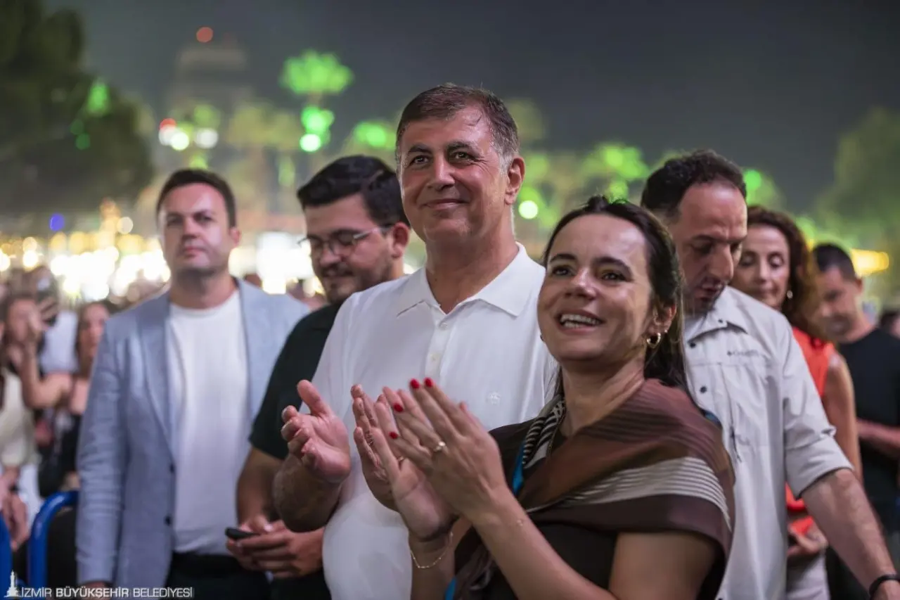 94’üncü İzmir Enternasyonal Fuarı (İEF) kapsamında bu kez ünlü sanatçı Yıldız Tilbe sahne aldı. İzmirlilerin büyük ilgi gösterdiği sanatçıyı dinleyenler arasında İzmir Büyükşehir Belediye Başkanı Dr. Cemil Tugay ve eşi Öznur Tugay da vardı.