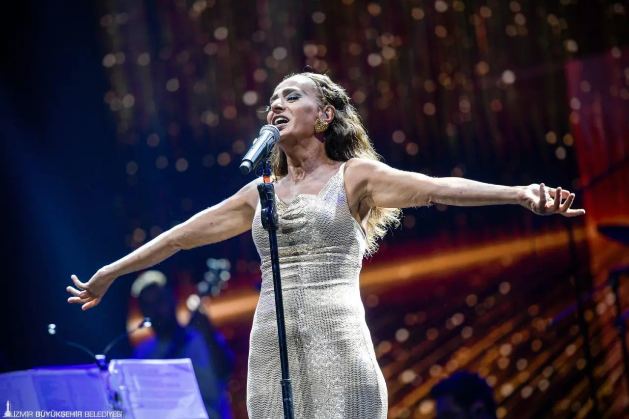 94’üncü İzmir Enternasyonal Fuarı (İEF) kapsamında bu kez ünlü sanatçı Yıldız Tilbe sahne aldı. İzmirlilerin büyük ilgi gösterdiği sanatçıyı dinleyenler arasında İzmir Büyükşehir Belediye Başkanı Dr. Cemil Tugay ve eşi Öznur Tugay da vardı.