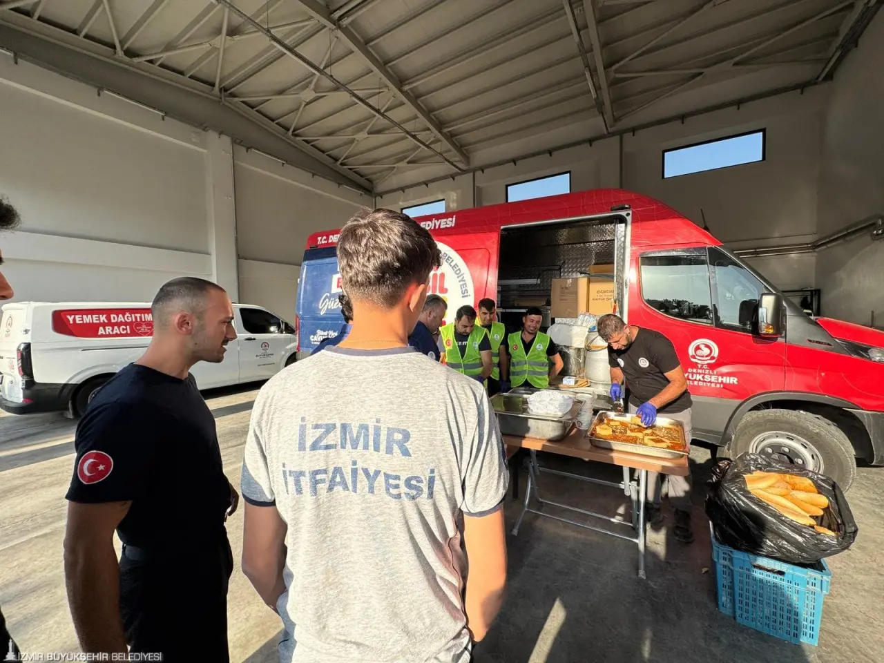 Bu yaz peş peşe çıkan orman yangınlarına karşı soluk soluğa bir mücadele veren İzmir Büyükşehir Belediyesi İtfaiye Dairesi Başkanlığı ekipleri Denizli’de başlayan orman yangınının söndürülmesi için de destek veriyor. 