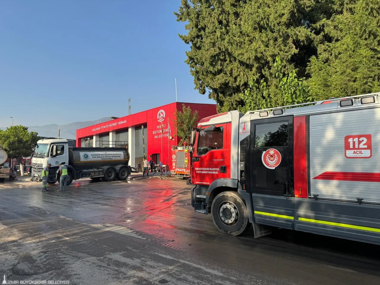Bu yaz peş peşe çıkan orman yangınlarına karşı soluk soluğa bir mücadele veren İzmir Büyükşehir Belediyesi İtfaiye Dairesi Başkanlığı ekipleri Denizli’de başlayan orman yangınının söndürülmesi için de destek veriyor. 
