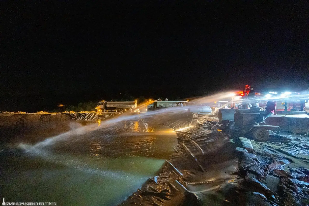 Bu yaz peş peşe çıkan orman yangınlarına karşı soluk soluğa bir mücadele veren İzmir Büyükşehir Belediyesi İtfaiye Dairesi Başkanlığı ekipleri Denizli’de başlayan orman yangınının söndürülmesi için de destek veriyor. 