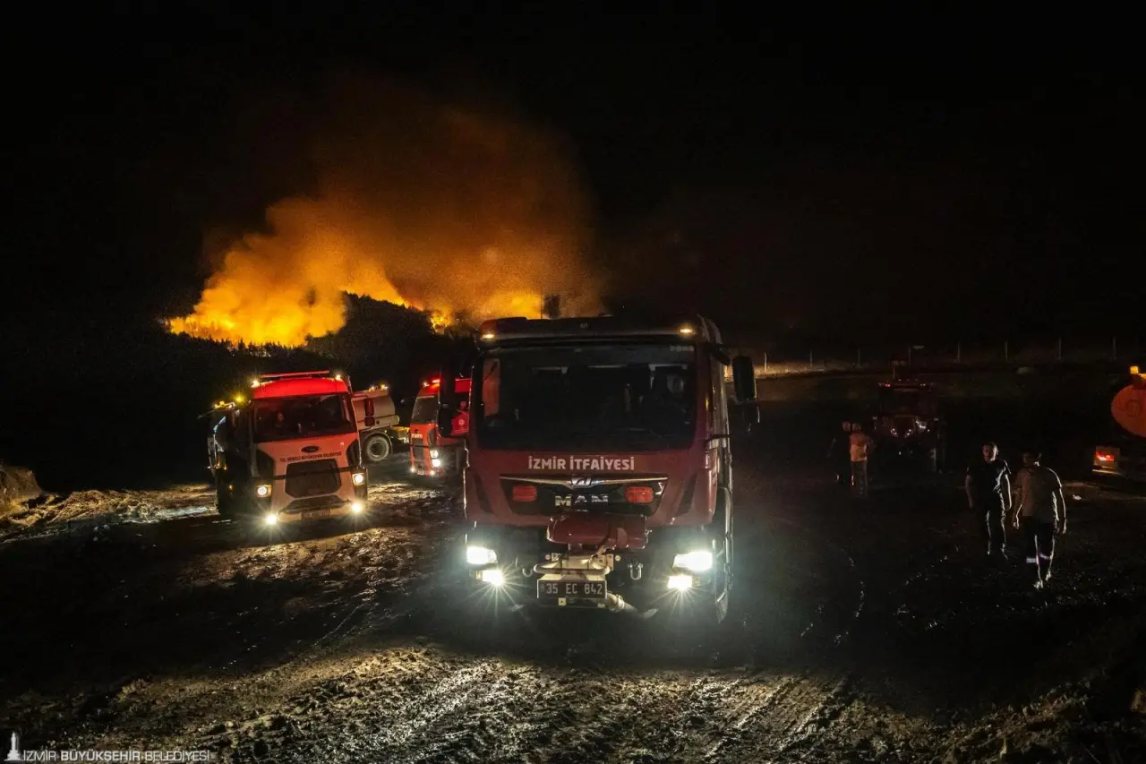 Bu yaz peş peşe çıkan orman yangınlarına karşı soluk soluğa bir mücadele veren İzmir Büyükşehir Belediyesi İtfaiye Dairesi Başkanlığı ekipleri Denizli’de başlayan orman yangınının söndürülmesi için de destek veriyor. 
