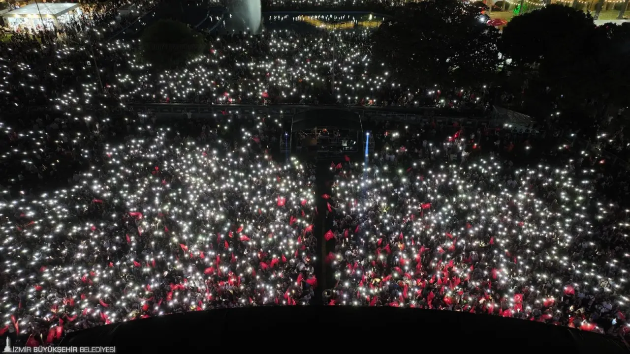 İzmir Büyükşehir Belediye Başkanı Dr. Cemil Tugay, 30 Ağustos coşkusunu 94. İEF’nin Çim Konserleri’nde İzmirlilerle kutladı. Ali Altay konserinde İzmirliler, Türk bayrağı ve ışık şovlarıyla 9 Eylül’e özel hazırlanacak klipte rol aldı. Ali Altay’ın ardından Edis sahneye çıktı. 