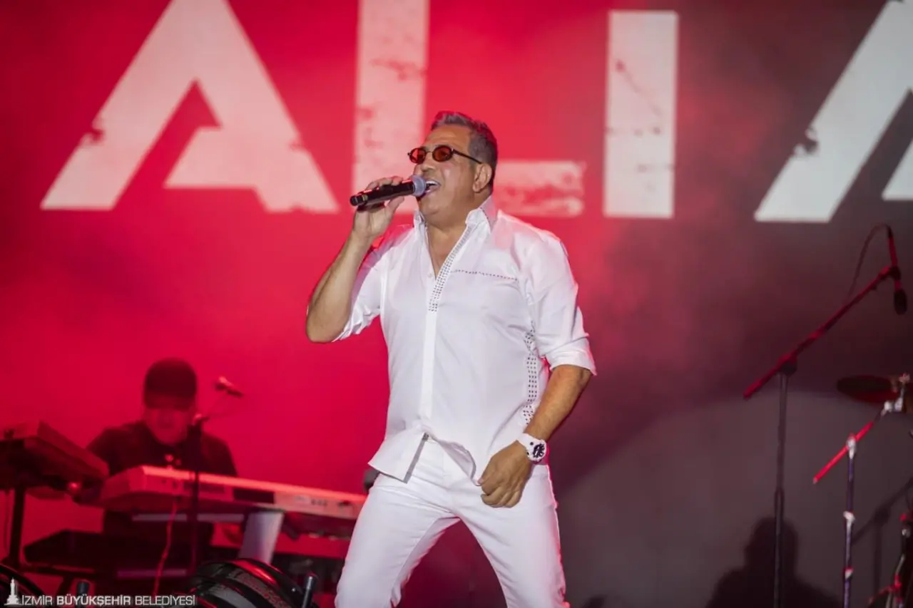 İzmir Büyükşehir Belediye Başkanı Dr. Cemil Tugay, 30 Ağustos coşkusunu 94. İEF’nin Çim Konserleri’nde İzmirlilerle kutladı. Ali Altay konserinde İzmirliler, Türk bayrağı ve ışık şovlarıyla 9 Eylül’e özel hazırlanacak klipte rol aldı. Ali Altay’ın ardından Edis sahneye çıktı. 