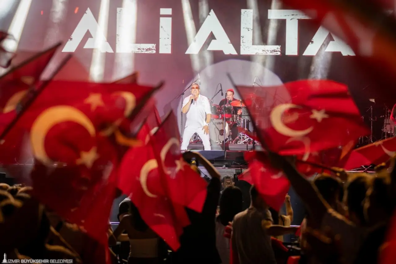 İzmir Büyükşehir Belediye Başkanı Dr. Cemil Tugay, 30 Ağustos coşkusunu 94. İEF’nin Çim Konserleri’nde İzmirlilerle kutladı. Ali Altay konserinde İzmirliler, Türk bayrağı ve ışık şovlarıyla 9 Eylül’e özel hazırlanacak klipte rol aldı. Ali Altay’ın ardından Edis sahneye çıktı. 
