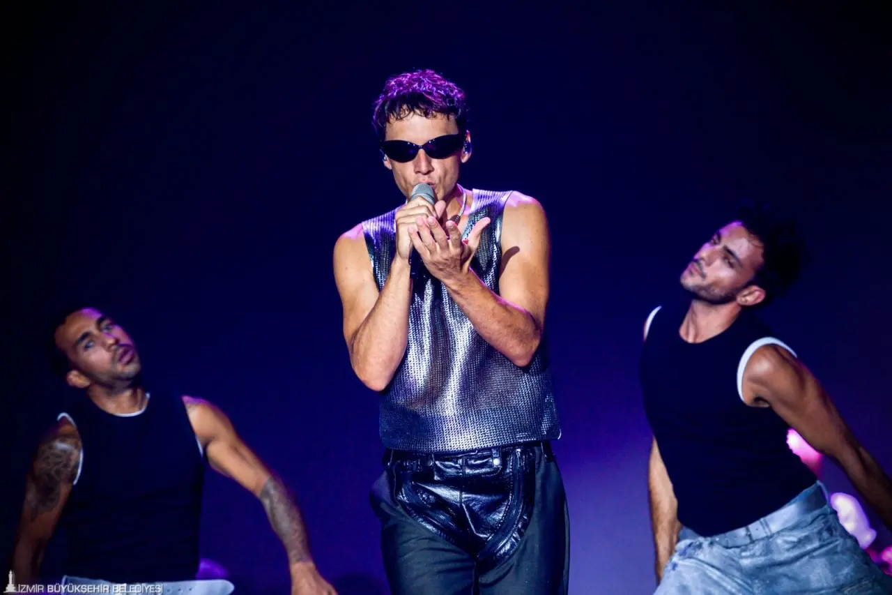 İzmir Büyükşehir Belediye Başkanı Dr. Cemil Tugay, 30 Ağustos coşkusunu 94. İEF’nin Çim Konserleri’nde İzmirlilerle kutladı. Ali Altay konserinde İzmirliler, Türk bayrağı ve ışık şovlarıyla 9 Eylül’e özel hazırlanacak klipte rol aldı. Ali Altay’ın ardından Edis sahneye çıktı. 