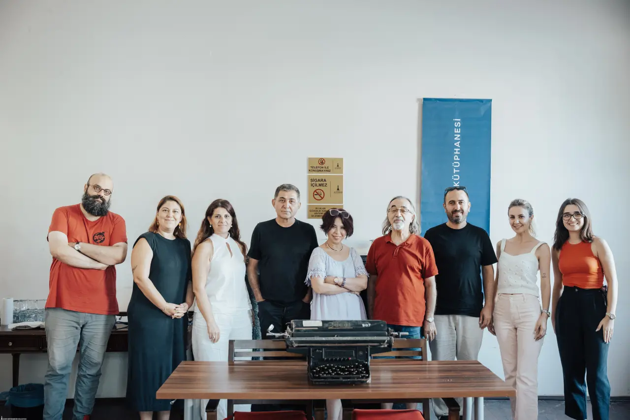 İzmir Büyükşehir Belediyesi tarafından düzenlenecek 9. Uluslararası İzmir Edebiyat Festivali kapsamında gerçekleştirilen “Yolculuk” temalı Şiir, Öykü ve Deneme Yarışması’nın sonuçları açıklandı. Lise düzeyinde katılımcıların yer aldığı yarışmaya yoğun ilgi gösterildi. Alanında değerli isimlerden oluşan jüri üyelerinin titizlikle yaptığı değerlendirmeler sonucunda dereceye giren eserler belirlendi. Genç kalemlerin edebiyata duyduğu ilgi ve ortaya koydukları yaratıcı metinler jüri tarafından büyük bir beğeniyle karşılandı.