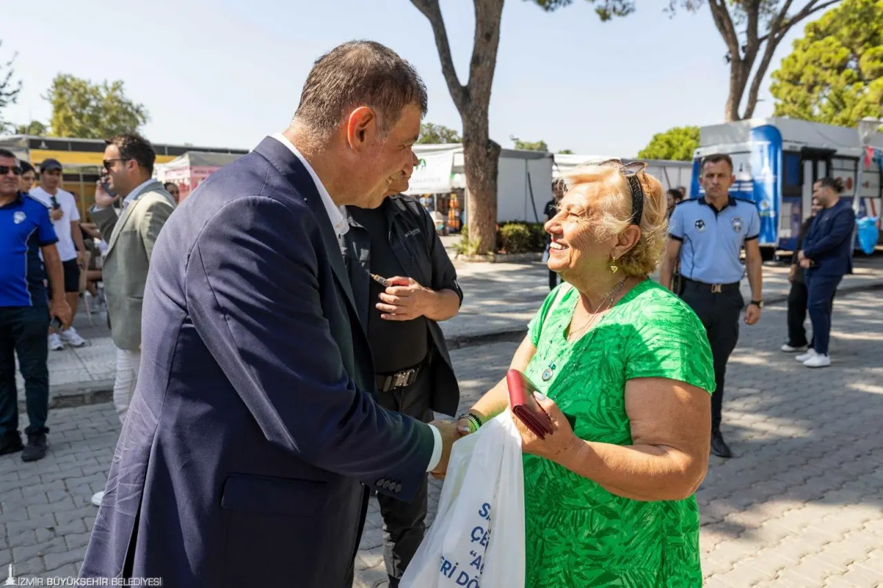 İzmir Büyükşehir Belediye Başkanı Dr. Cemil Tugay, İzmir Planlama Ajansı’nın (İZPA), 30 Ağustos Zafer Bayramı’nda açılışını gerçekleştirdiği “İz’in Peşinde Şehrin İçinde” sergisini gezdi. 94’üncü İzmir Enternasyonal Fuarı’na renk katan sergide, Büyükşehir’in birçok alanda yürüttüğü çalışmalarda somutlaştırdığı yol haritasının detayları paylaşıldı. Başkan Tugay daha sonra fuarı dolaştı. Katılımcılarla, yurttaşlarla sohbet etti, fotoğraf çekildi.