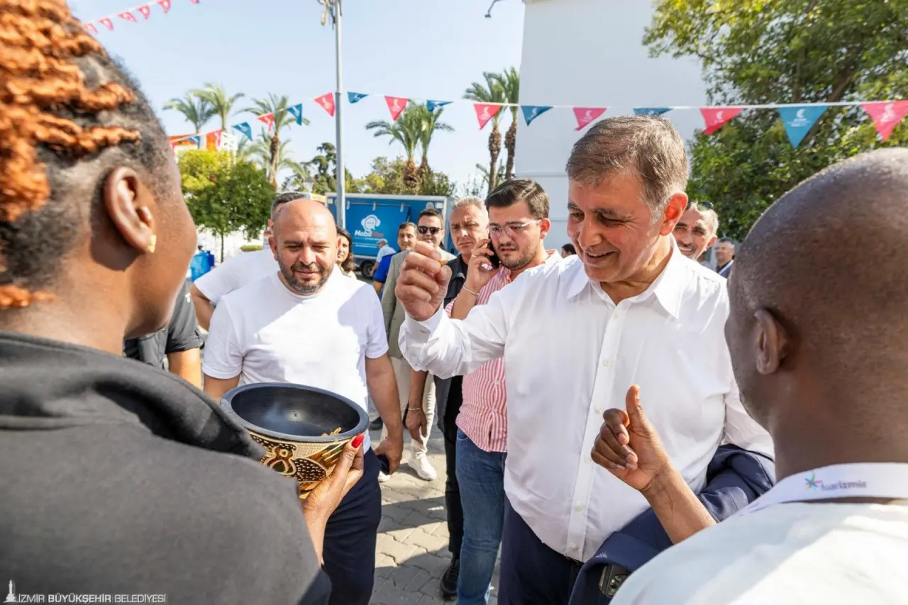 İzmir Büyükşehir Belediye Başkanı Dr. Cemil Tugay, İzmir Planlama Ajansı’nın (İZPA), 30 Ağustos Zafer Bayramı’nda açılışını gerçekleştirdiği “İz’in Peşinde Şehrin İçinde” sergisini gezdi. 94’üncü İzmir Enternasyonal Fuarı’na renk katan sergide, Büyükşehir’in birçok alanda yürüttüğü çalışmalarda somutlaştırdığı yol haritasının detayları paylaşıldı. Başkan Tugay daha sonra fuarı dolaştı. Katılımcılarla, yurttaşlarla sohbet etti, fotoğraf çekildi.