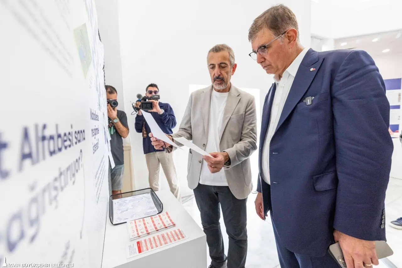 İzmir Büyükşehir Belediye Başkanı Dr. Cemil Tugay, İzmir Planlama Ajansı’nın (İZPA), 30 Ağustos Zafer Bayramı’nda açılışını gerçekleştirdiği “İz’in Peşinde Şehrin İçinde” sergisini gezdi. 94’üncü İzmir Enternasyonal Fuarı’na renk katan sergide, Büyükşehir’in birçok alanda yürüttüğü çalışmalarda somutlaştırdığı yol haritasının detayları paylaşıldı. Başkan Tugay daha sonra fuarı dolaştı. Katılımcılarla, yurttaşlarla sohbet etti, fotoğraf çekildi.