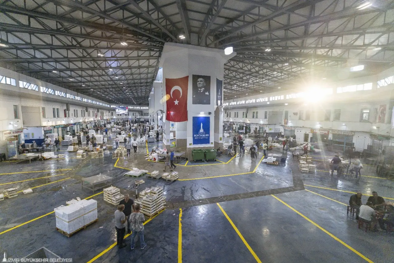 İzmir Büyükşehir Belediye Başkanı Dr. Cemil Tugay, 1 Eylül’de biten av yasağının ardından İzmir Büyükşehir Belediyesi Su Ürünleri Hali’nde yeni sezonu açtı. Bereketli başlayan sezonun siftahını Başkan Tugay yaptı. Tüm balıkçılara hayırlı, bol kazançlı bir yıl dileyen Başkan Tugay, “Bugün esnafımızı burada mutlu gördükçe, bereketi gördükçe içimiz açıldı” dedi.