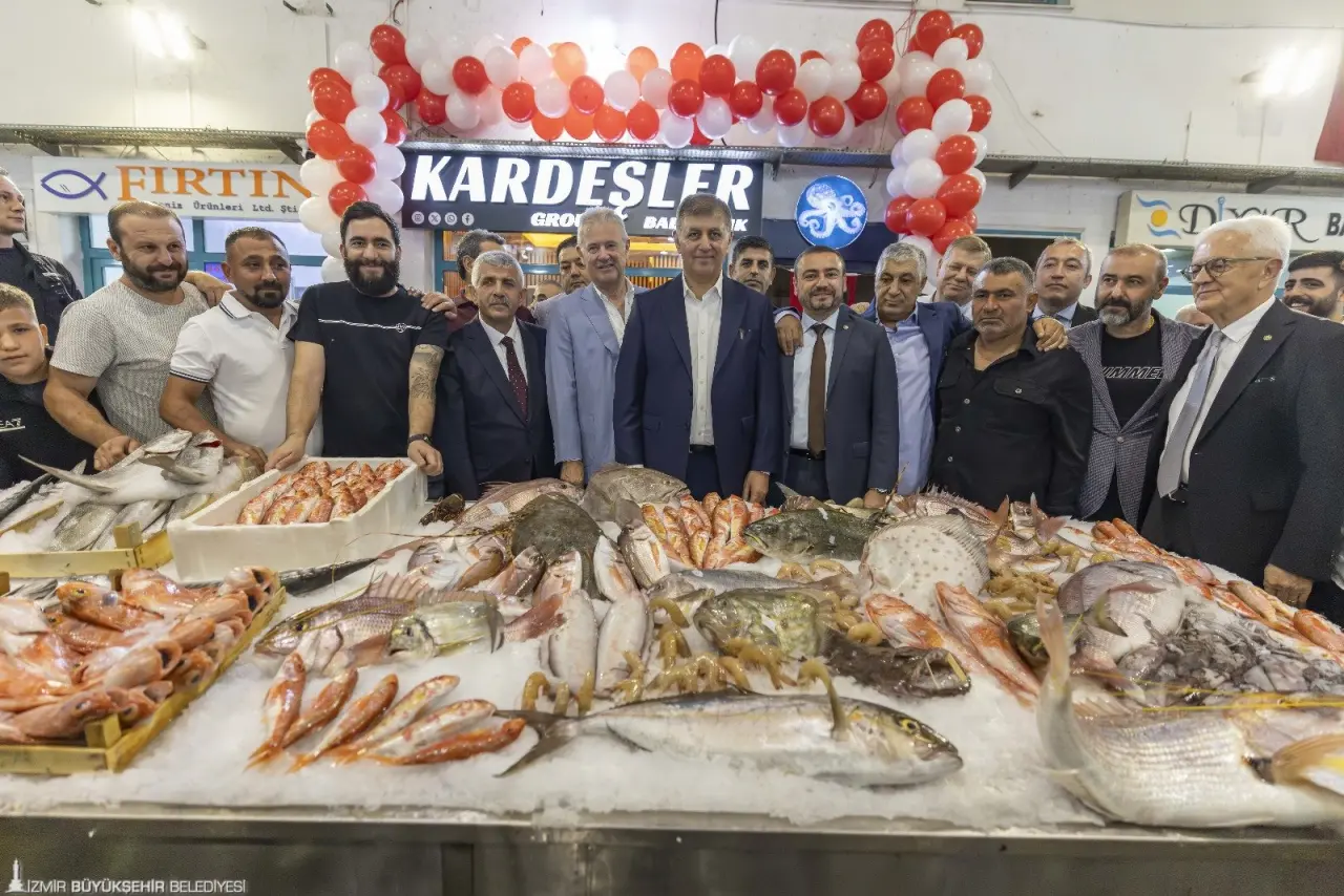 İzmir Büyükşehir Belediye Başkanı Dr. Cemil Tugay, 1 Eylül’de biten av yasağının ardından İzmir Büyükşehir Belediyesi Su Ürünleri Hali’nde yeni sezonu açtı. Bereketli başlayan sezonun siftahını Başkan Tugay yaptı. Tüm balıkçılara hayırlı, bol kazançlı bir yıl dileyen Başkan Tugay, “Bugün esnafımızı burada mutlu gördükçe, bereketi gördükçe içimiz açıldı” dedi.