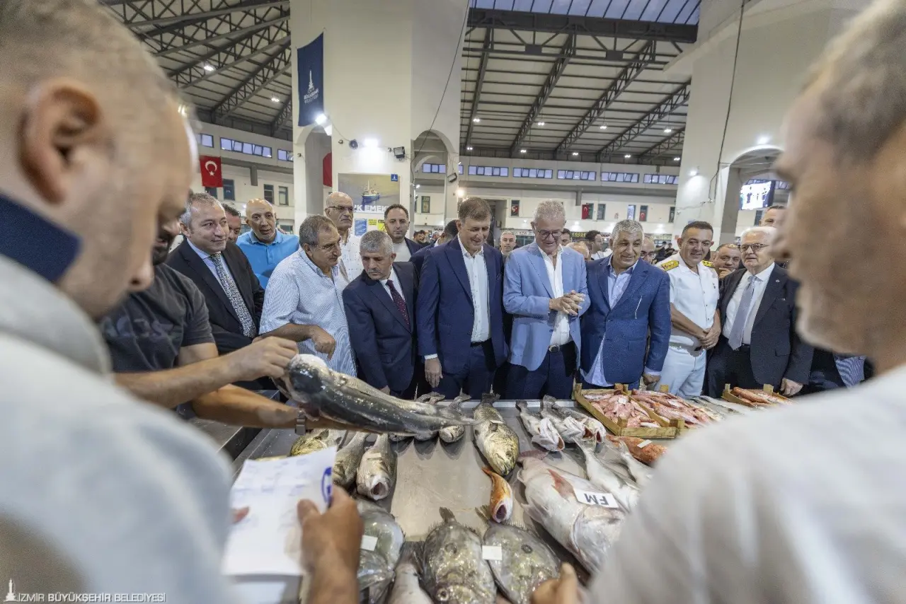 İzmir Büyükşehir Belediye Başkanı Dr. Cemil Tugay, 1 Eylül’de biten av yasağının ardından İzmir Büyükşehir Belediyesi Su Ürünleri Hali’nde yeni sezonu açtı. Bereketli başlayan sezonun siftahını Başkan Tugay yaptı. Tüm balıkçılara hayırlı, bol kazançlı bir yıl dileyen Başkan Tugay, “Bugün esnafımızı burada mutlu gördükçe, bereketi gördükçe içimiz açıldı” dedi.