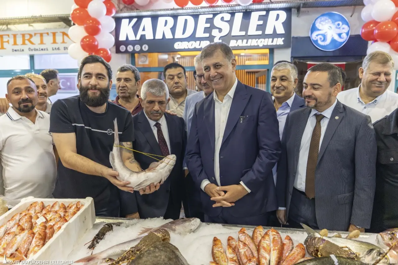 İzmir Büyükşehir Belediye Başkanı Dr. Cemil Tugay, 1 Eylül’de biten av yasağının ardından İzmir Büyükşehir Belediyesi Su Ürünleri Hali’nde yeni sezonu açtı. Bereketli başlayan sezonun siftahını Başkan Tugay yaptı. Tüm balıkçılara hayırlı, bol kazançlı bir yıl dileyen Başkan Tugay, “Bugün esnafımızı burada mutlu gördükçe, bereketi gördükçe içimiz açıldı” dedi.