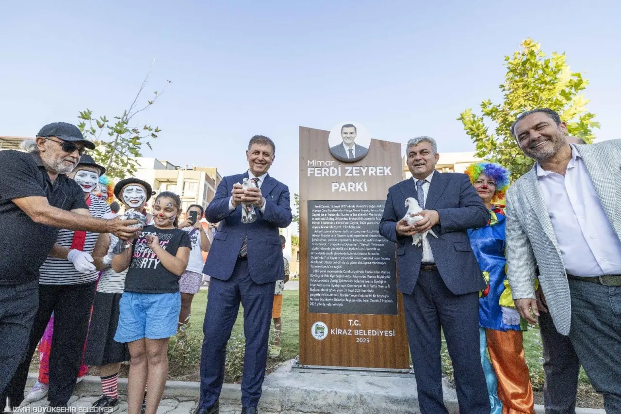 1 Eylül Kiraz’ın düşman işgalinden kurtuluşu ilçede düzenlenen çeşitli etkinliklerle kutlandı. Mimar Ferdi Zeyrek Parkı ile Zübeyde Hanım Anne Evi açılışlarına İzmir Büyükşehir Belediye Başkanı Dr. Cemil Tugay da katıldı. 
