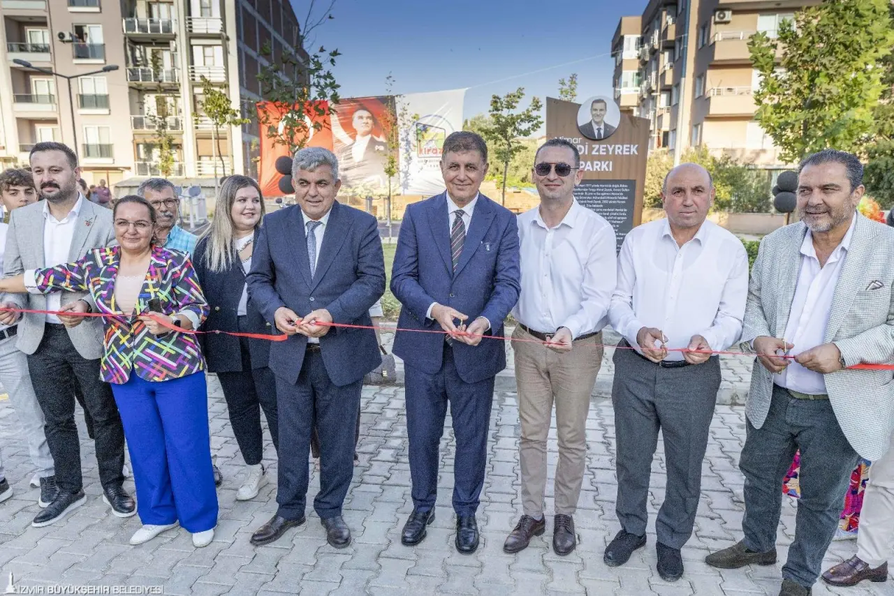 1 Eylül Kiraz’ın düşman işgalinden kurtuluşu ilçede düzenlenen çeşitli etkinliklerle kutlandı. Mimar Ferdi Zeyrek Parkı ile Zübeyde Hanım Anne Evi açılışlarına İzmir Büyükşehir Belediye Başkanı Dr. Cemil Tugay da katıldı. 