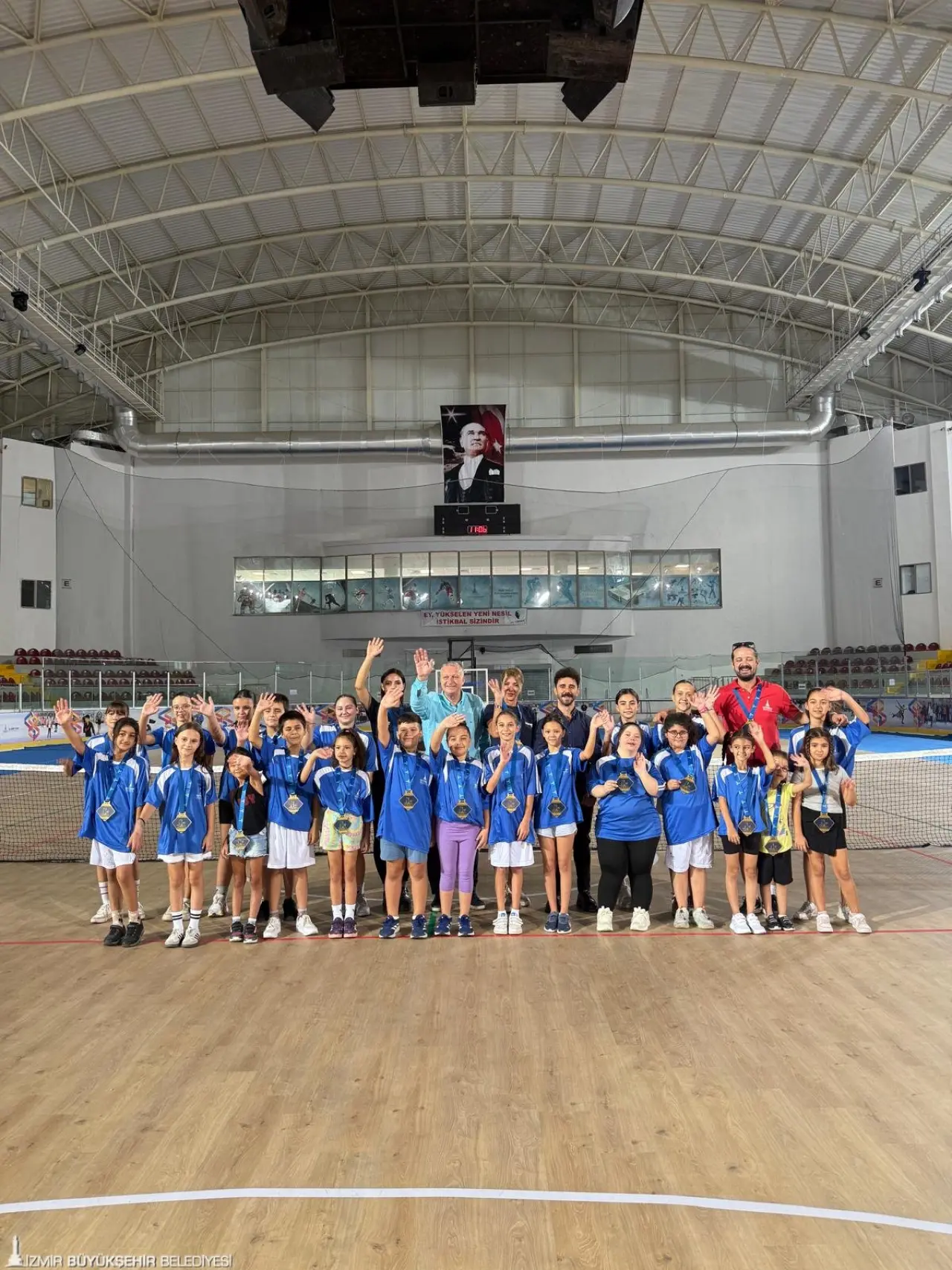 İzmir Büyükşehir Belediyesi’nin yaz spor okulları ile portatif havuzlarından yararlanan çocuklar sertifika ve madalyalarına kavuştu. Yaz mevsimini spor yaparak geçiren çocuklar hem eğlendi hem öğrendi. 