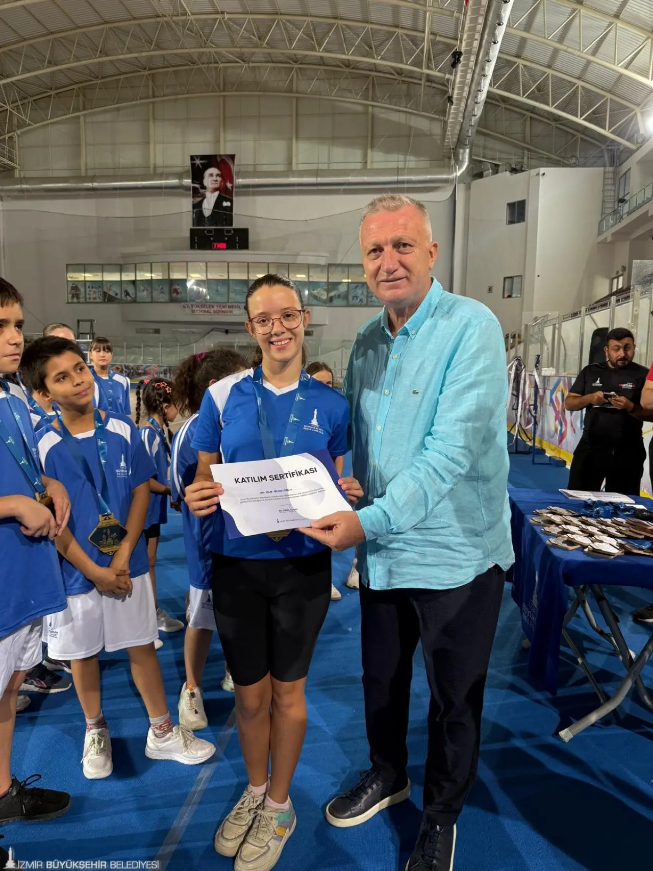 İzmir Büyükşehir Belediyesi’nin yaz spor okulları ile portatif havuzlarından yararlanan çocuklar sertifika ve madalyalarına kavuştu. Yaz mevsimini spor yaparak geçiren çocuklar hem eğlendi hem öğrendi. 