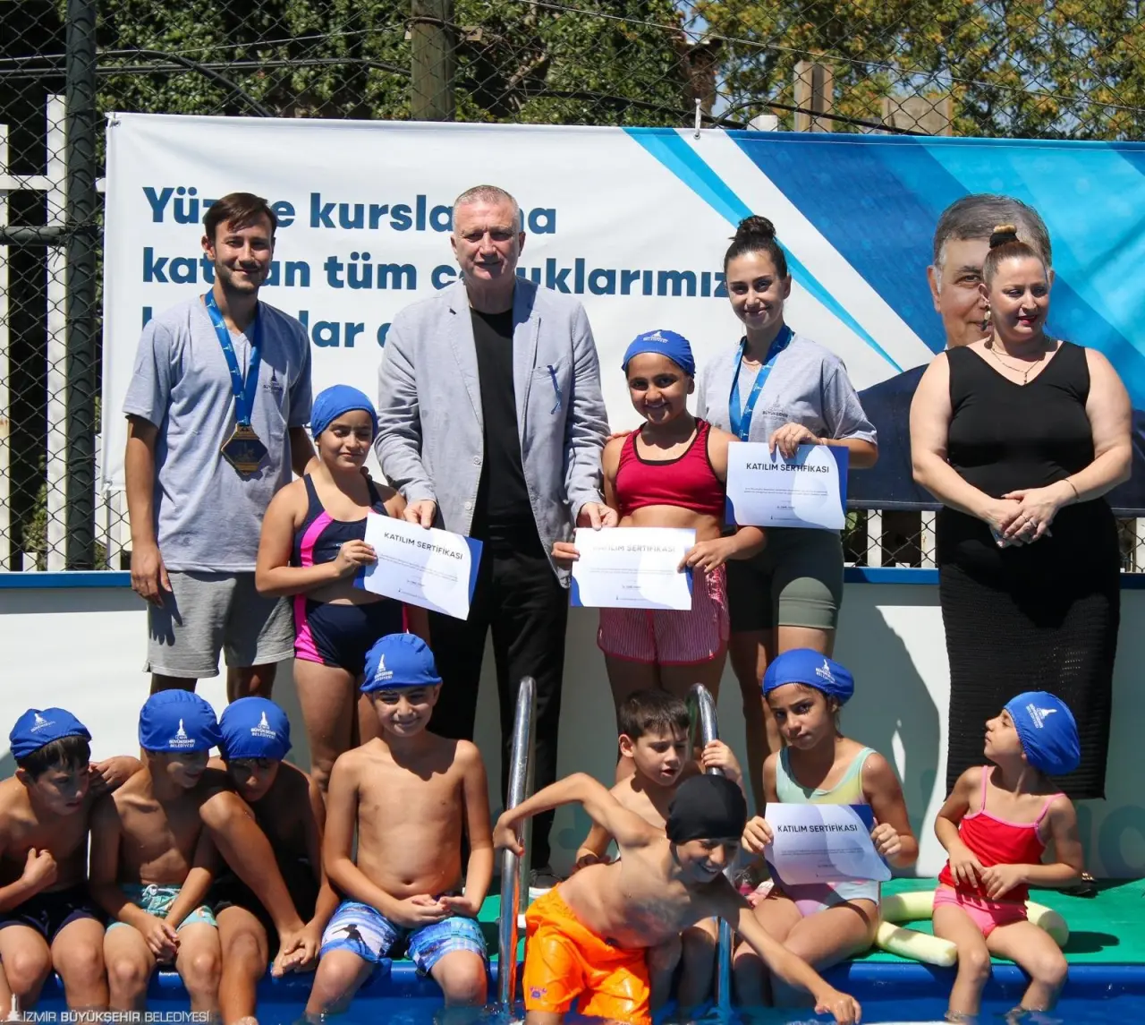 İzmir Büyükşehir Belediyesi’nin yaz spor okulları ile portatif havuzlarından yararlanan çocuklar sertifika ve madalyalarına kavuştu. Yaz mevsimini spor yaparak geçiren çocuklar hem eğlendi hem öğrendi. 