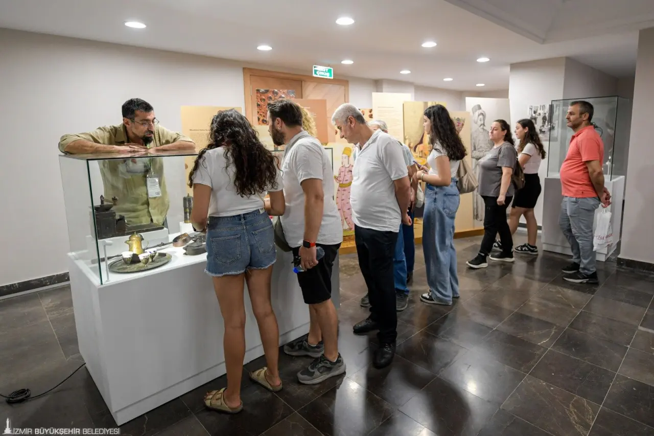 İzmir Büyükşehir Belediyesi’nin yenileyerek hizmete açtığı Göl Gazinosu İzmirlilerin yeniden gözdesi oldu. Göl Gazinosu’nda oluşturulacak İzmir Mutfak Müzesi’nin tanıtım sergisi büyük ilgi görürken, sosyal tesis alanı ise tamamen doldu. Yenilenen göl manzarası eşliğinde keyifli zaman geçiren İzmirliler, hem anılarını canlandırdı hem de yeni anılar biriktirdi. 