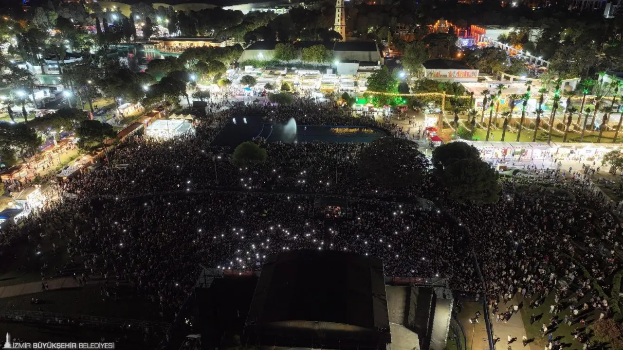 İzmir Enternasyonal Fuarı kapsamında düzenlenen Çim Konserleri serisi, ünlü rap sanatçısı Ceza ile devam etti. Konser alanını dolduran binlerce İzmirli, Ceza’nın şarkılarıyla coştu. 1 Eylül Dünya Barış Günü mesajı veren Ceza, “Ata’mızın da dediği gibi ‘Yurtta barış, dünyada barış.’ Dünyanın her yerinde barış ve kardeşlik diliyoruz” dedi. 