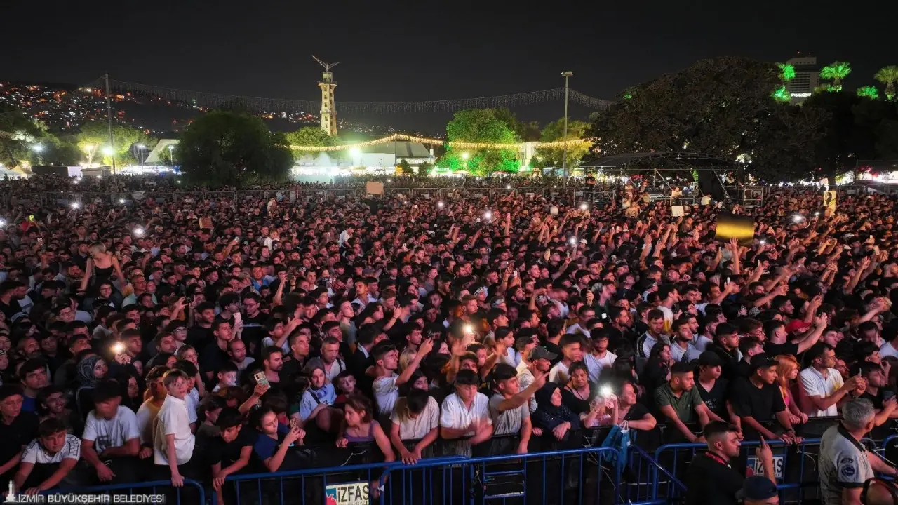 İzmir Enternasyonal Fuarı kapsamında düzenlenen Çim Konserleri serisi, ünlü rap sanatçısı Ceza ile devam etti. Konser alanını dolduran binlerce İzmirli, Ceza’nın şarkılarıyla coştu. 1 Eylül Dünya Barış Günü mesajı veren Ceza, “Ata’mızın da dediği gibi ‘Yurtta barış, dünyada barış.’ Dünyanın her yerinde barış ve kardeşlik diliyoruz” dedi. 