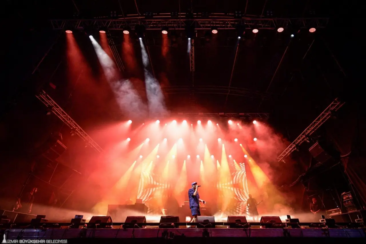 İzmir Enternasyonal Fuarı kapsamında düzenlenen Çim Konserleri serisi, ünlü rap sanatçısı Ceza ile devam etti. Konser alanını dolduran binlerce İzmirli, Ceza’nın şarkılarıyla coştu. 1 Eylül Dünya Barış Günü mesajı veren Ceza, “Ata’mızın da dediği gibi ‘Yurtta barış, dünyada barış.’ Dünyanın her yerinde barış ve kardeşlik diliyoruz” dedi. 