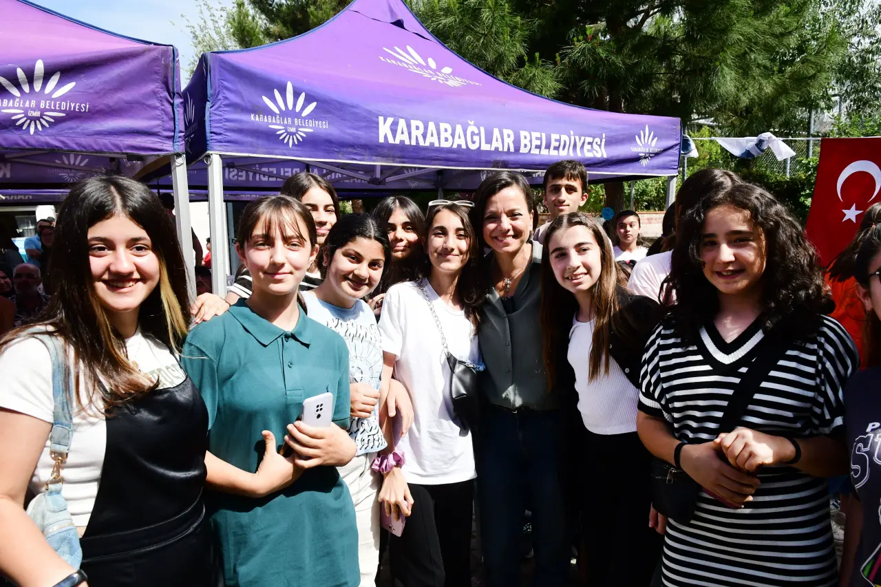 Karabağlar Belediyesi'ne bağlı KARBEM, LGS sonrası YKS’de %83 yerleşme başarısı ile 150 öğrenci üniversiteye yerleşti. Başarılar sürüyor!
