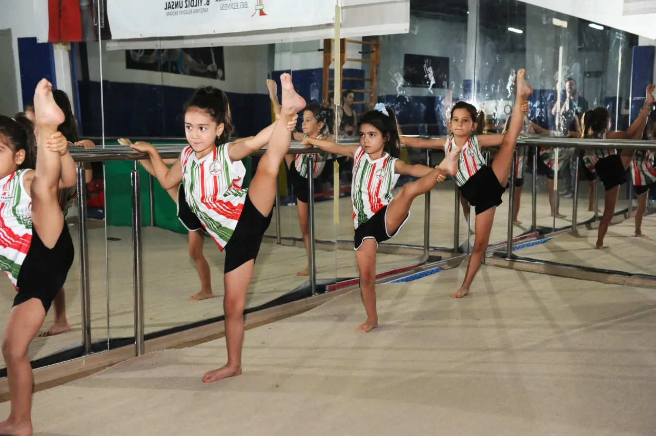 Karşıyaka Belediyesi tarafından düzenlenen Kış Spor Okulları için kayıtlar başladı. Toplam 10 farklı branştaki kurslar, Karşıyaka Belediyesi’nin modern tesislerinde, uzman eğitmenler eşliğinde gerçekleştirilecek. Belediye Başkanı Yıldız Ünsal, “Kış döneminde de çocuklarımızı sporla buluşturarak sağlıklı, özgüvenli ve dayanışmacı bireyler yetiştirmeye devam edeceğiz” dedi.