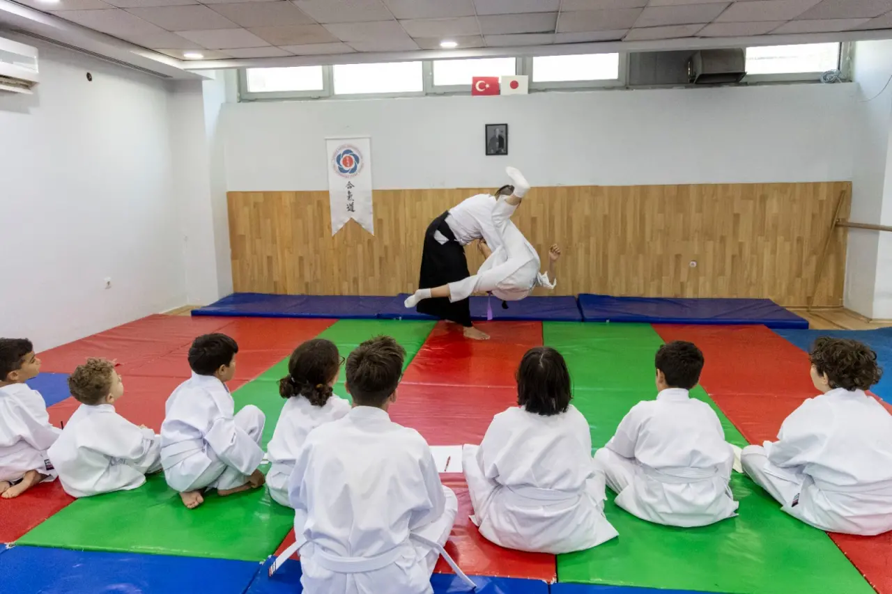 Karşıyaka Belediyesi tarafından düzenlenen Kış Spor Okulları için kayıtlar başladı. Toplam 10 farklı branştaki kurslar, Karşıyaka Belediyesi’nin modern tesislerinde, uzman eğitmenler eşliğinde gerçekleştirilecek. Belediye Başkanı Yıldız Ünsal, “Kış döneminde de çocuklarımızı sporla buluşturarak sağlıklı, özgüvenli ve dayanışmacı bireyler yetiştirmeye devam edeceğiz” dedi.