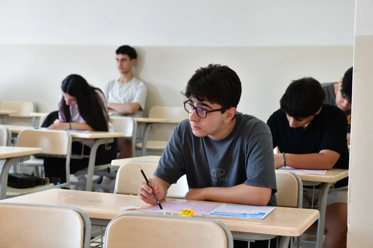 Çiğli Belediyesi’nin ücretsiz eğitim desteği sunduğu Çiğli Belediyesi Eğitim Merkezi (ÇİBEM), 2025-2026 Eğitim-Öğretim Yılı’na seviye belirleme sınavları ile start verdi. Bu yıl 850 öğrencinin faydalanacağı ÇİBEM’de seviye tespit sınavları 3 Eylül Çarşamba günü tamamlanacak.