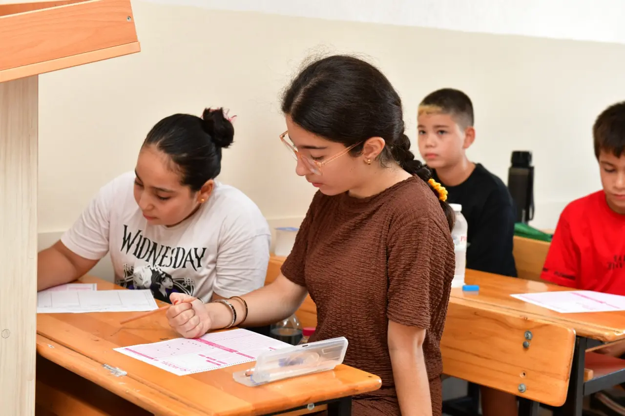 Çiğli Belediyesi’nin ücretsiz eğitim desteği sunduğu Çiğli Belediyesi Eğitim Merkezi (ÇİBEM), 2025-2026 Eğitim-Öğretim Yılı’na seviye belirleme sınavları ile start verdi. Bu yıl 850 öğrencinin faydalanacağı ÇİBEM’de seviye tespit sınavları 3 Eylül Çarşamba günü tamamlanacak.
