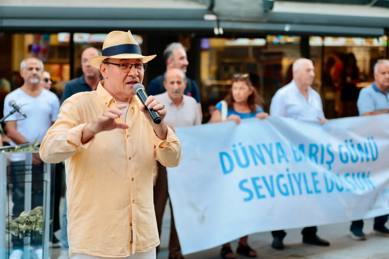 Konak Belediyesi’nin Konak Kent Konseyi ile birlikte Dünya Barış Günü’nde düzenlediği basın açıklamasında konuşan Başkan Mutlu, “Barış sadece silahların susması değildir. Barış adaletin tesis edilmesi, eşitliğin sağlanması, insanların korkusuzca yaşaması ve çocuklarımızın yarınlara umutla bakabilmesidir. Demokrasi ve adalet olmadan, özgürlükler güvence altına alınmadan barış eksik olur. Bizler insanlık adına barışı savunmaya devam edeceğiz” dedi.