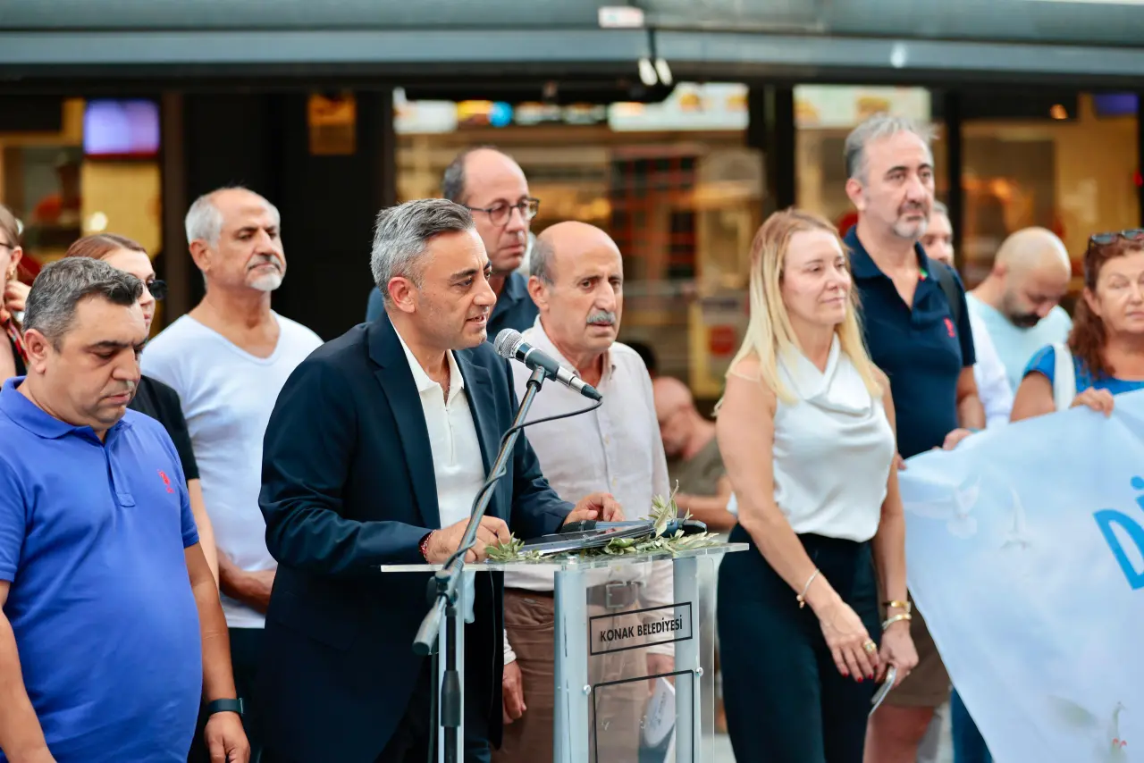 Konak Belediyesi’nin Konak Kent Konseyi ile birlikte Dünya Barış Günü’nde düzenlediği basın açıklamasında konuşan Başkan Mutlu, “Barış sadece silahların susması değildir. Barış adaletin tesis edilmesi, eşitliğin sağlanması, insanların korkusuzca yaşaması ve çocuklarımızın yarınlara umutla bakabilmesidir. Demokrasi ve adalet olmadan, özgürlükler güvence altına alınmadan barış eksik olur. Bizler insanlık adına barışı savunmaya devam edeceğiz” dedi.