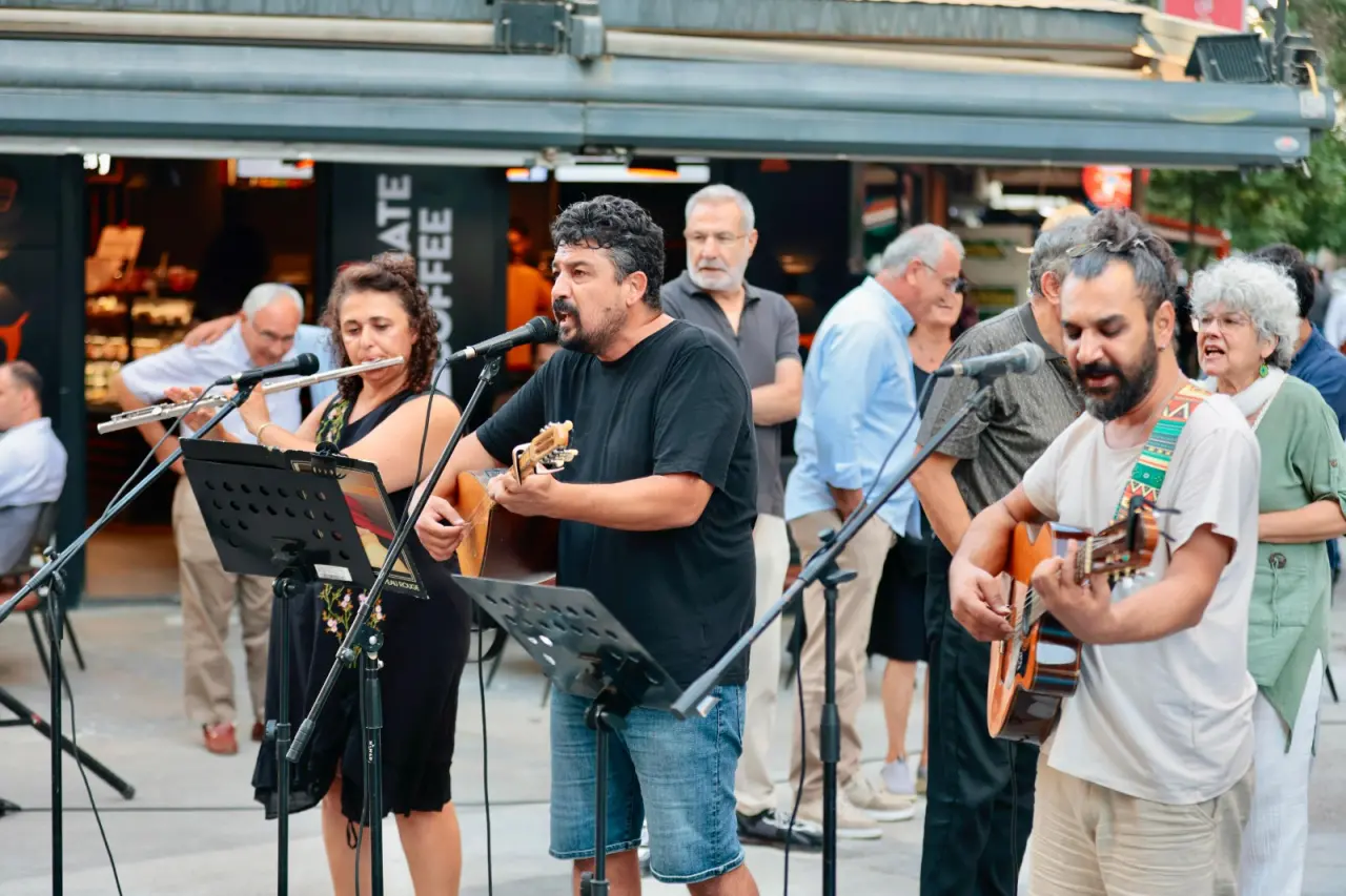 Konak Belediyesi’nin Konak Kent Konseyi ile birlikte Dünya Barış Günü’nde düzenlediği basın açıklamasında konuşan Başkan Mutlu, “Barış sadece silahların susması değildir. Barış adaletin tesis edilmesi, eşitliğin sağlanması, insanların korkusuzca yaşaması ve çocuklarımızın yarınlara umutla bakabilmesidir. Demokrasi ve adalet olmadan, özgürlükler güvence altına alınmadan barış eksik olur. Bizler insanlık adına barışı savunmaya devam edeceğiz” dedi.