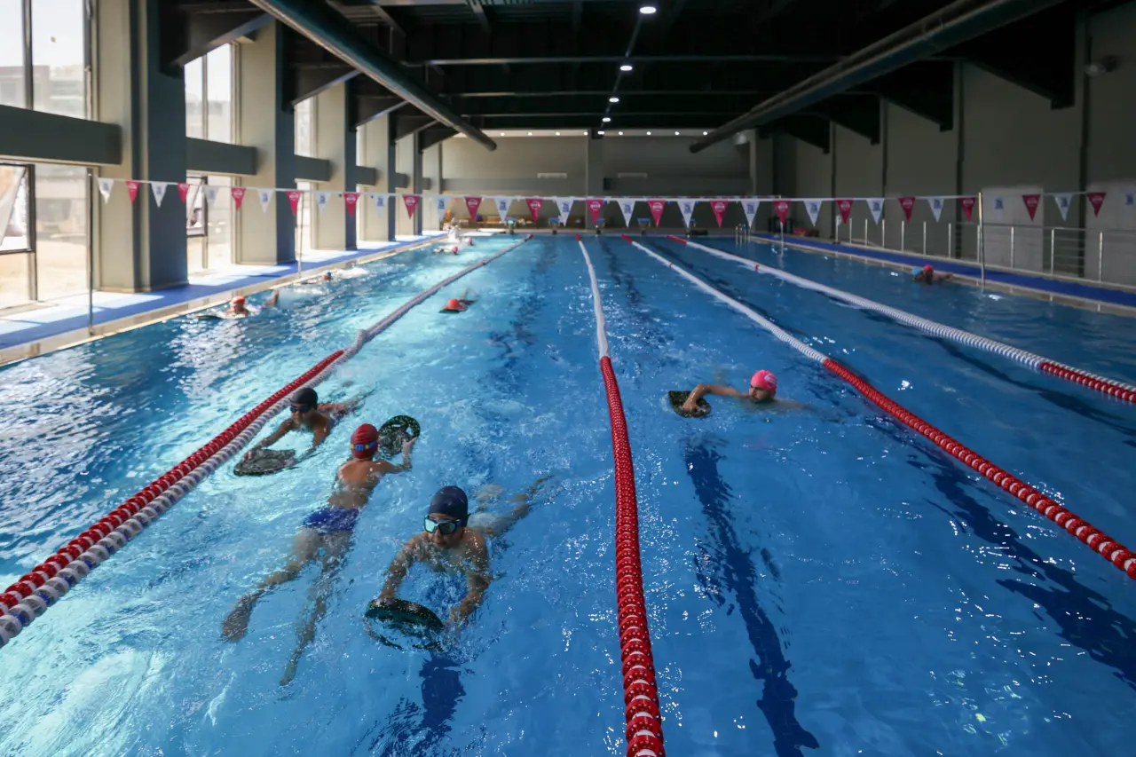 Buca Belediyesi, Sporium Spor Kompleksi’nde geçtiğimiz ay başlattığı yüzme kurslarının kapsamını genişletti. Buca Belediye Başkanı Mimar Görkem Duman, 7’den 70’e herkese yönelik bir içerik hazırladıklarını belirterek, “Sağlıklı bir yaşam için tüm hemşehrilerimizi tesisimize bekliyoruz” dedi.