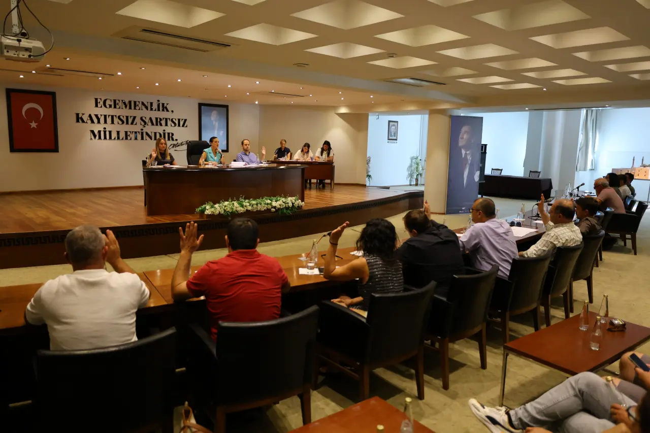 Efes Selçuk Belediyesi Eylül ayı meclis toplantılarının birinci oturumunda gündeme gelen TOKİ konutlarıyla ilgili tartışmalara, Belediye Başkanı Filiz Ceritoğlu Sengel açıklık getirdi. Başkan Sengel, 3 Ocak 2022 tarihli meclis oturumunda yaptığı konuşmayı hatırlatarak, zamanında yapılan uyarıların dikkate alınmadığını belirtti.