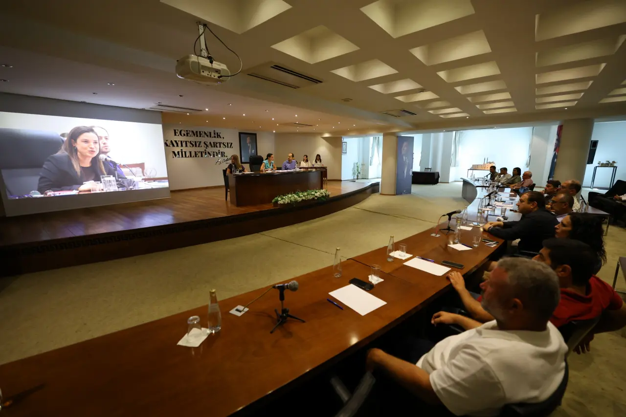 Efes Selçuk Belediyesi Eylül ayı meclis toplantılarının birinci oturumunda gündeme gelen TOKİ konutlarıyla ilgili tartışmalara, Belediye Başkanı Filiz Ceritoğlu Sengel açıklık getirdi. Başkan Sengel, 3 Ocak 2022 tarihli meclis oturumunda yaptığı konuşmayı hatırlatarak, zamanında yapılan uyarıların dikkate alınmadığını belirtti.