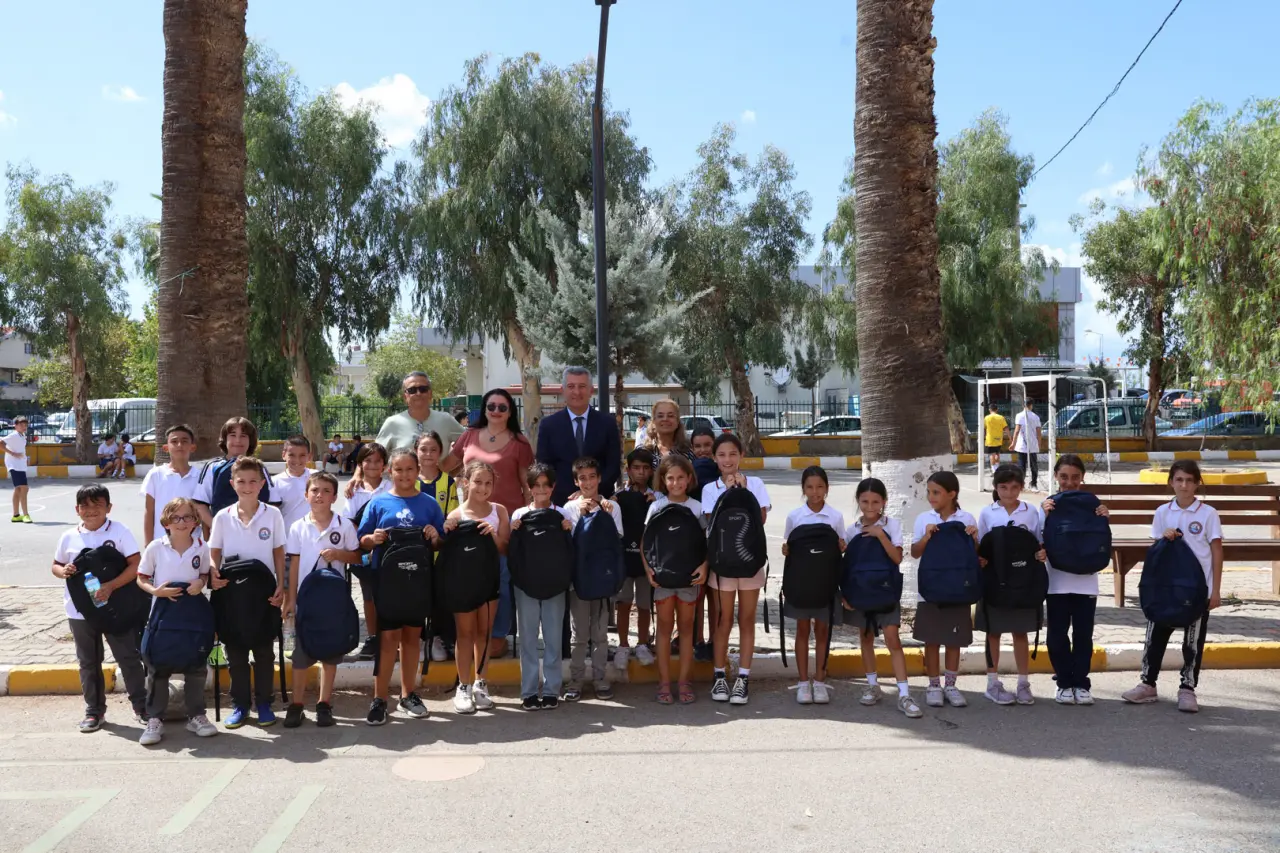 Güzelbahçe Belediyesi her yıl yaptığı kırtasiye yardımlarına bu yıl okul çantası da ekleyerek yeni eğitim öğretim yılında devlet okullarında eğitim gören öğrencilere dağıtacak.