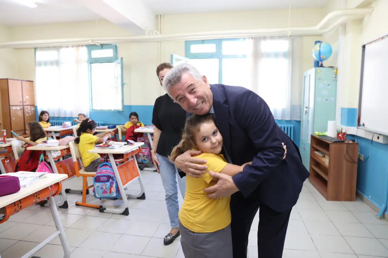 Güzelbahçe Belediyesi her yıl yaptığı kırtasiye yardımlarına bu yıl okul çantası da ekleyerek yeni eğitim öğretim yılında devlet okullarında eğitim gören öğrencilere dağıtacak.