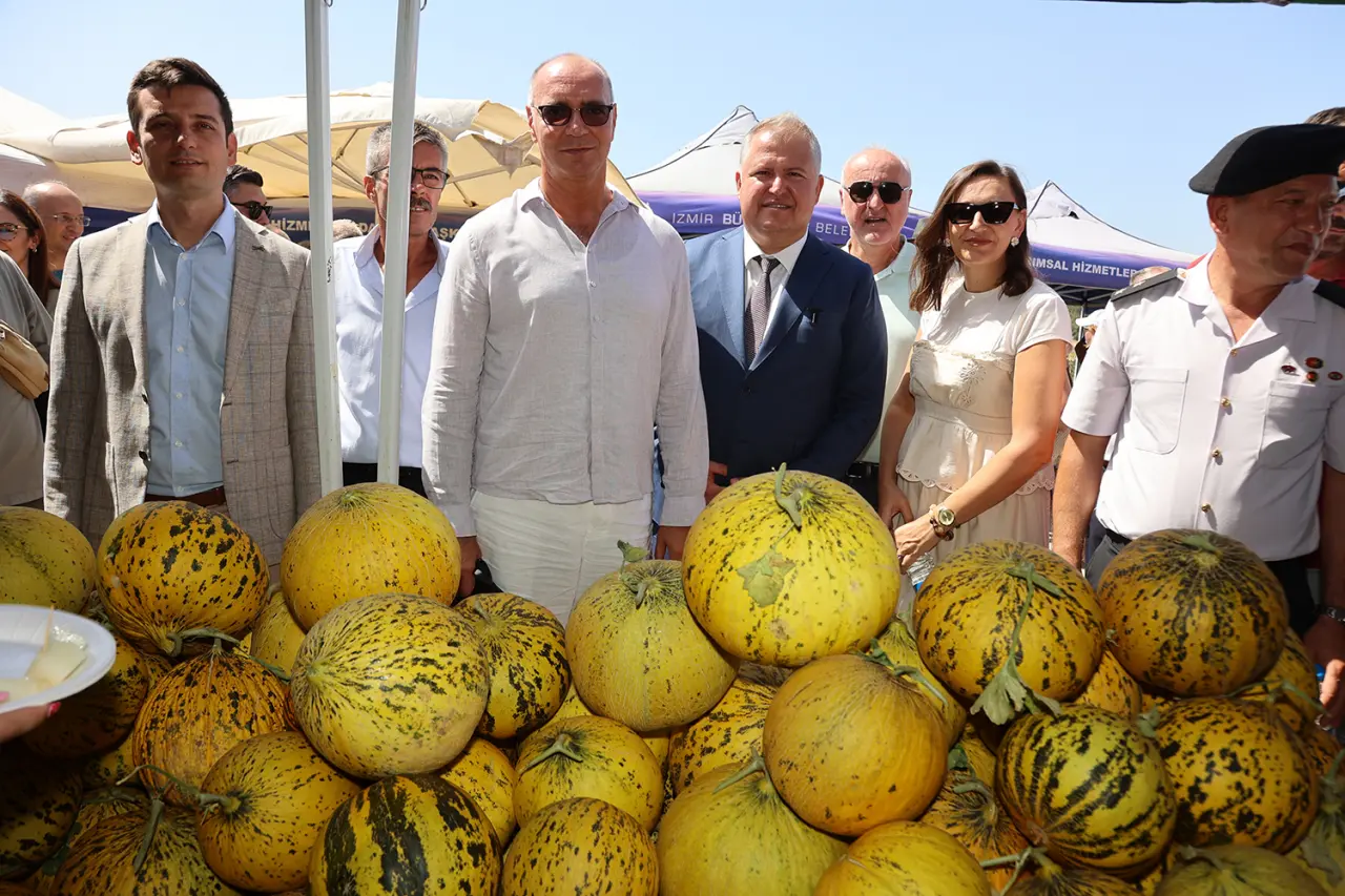 Urla’nın bereketli topraklarında yetişen meşhur Nohutalan Kavunu, köyde düzenlenen şenliğin başkahramanı oldu. Bu yıl ilk kez, köy kültürünün en özel tatlarından biri olan Boşnak Böreği de şenliğe dahil edildi