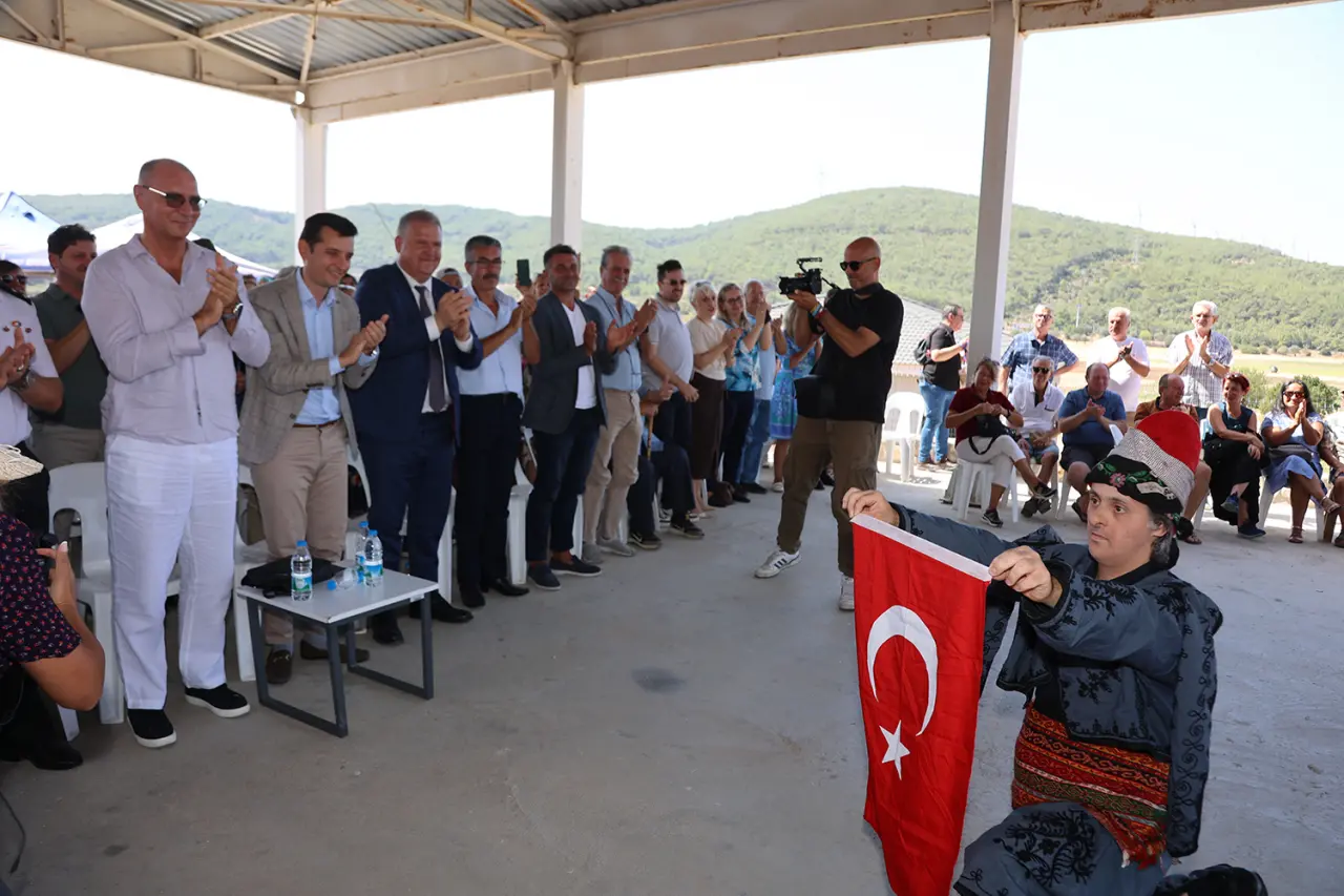 Urla’nın bereketli topraklarında yetişen meşhur Nohutalan Kavunu, köyde düzenlenen şenliğin başkahramanı oldu. Bu yıl ilk kez, köy kültürünün en özel tatlarından biri olan Boşnak Böreği de şenliğe dahil edildi