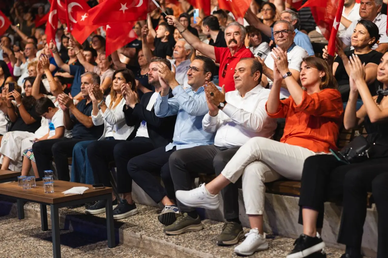 Türk Halk Müziği’nin sevilen seslerinden Sevcan Orhan, Zafer Bayramı kutlamaları kapsamında Balçova’da sahne aldı.