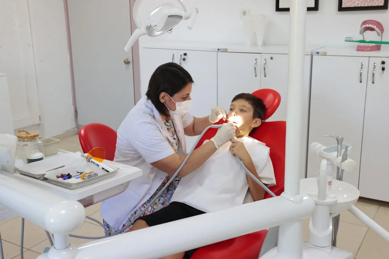 Konak Belediyesi’nin mayıs ayı sonunda hizmete açılan Ağız ve Diş Sağlığı Kliniğinden, üç ayda 279 Konaklı ücretsiz yararlandı. Koruyucu hekimlik odağında, dolgu, diş çekimi ve diş taşı temizliği hizmeti veren klinik, yüzleri sağlıkla gülümsetmeye devam ediyor. 