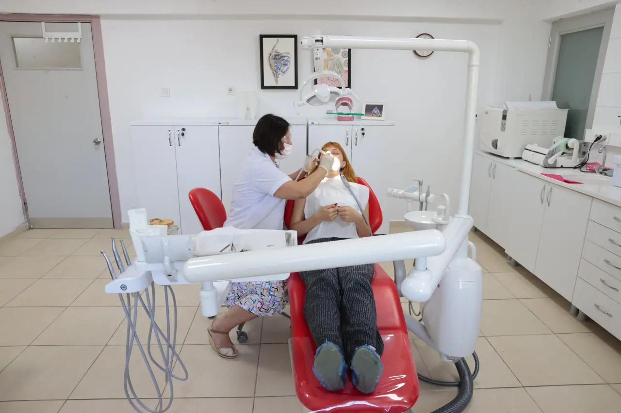 Konak Belediyesi’nin mayıs ayı sonunda hizmete açılan Ağız ve Diş Sağlığı Kliniğinden, üç ayda 279 Konaklı ücretsiz yararlandı. Koruyucu hekimlik odağında, dolgu, diş çekimi ve diş taşı temizliği hizmeti veren klinik, yüzleri sağlıkla gülümsetmeye devam ediyor. 