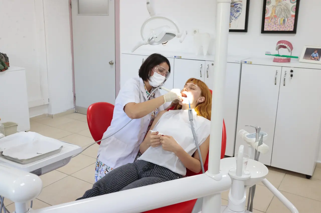 Konak Belediyesi’nin mayıs ayı sonunda hizmete açılan Ağız ve Diş Sağlığı Kliniğinden, üç ayda 279 Konaklı ücretsiz yararlandı. Koruyucu hekimlik odağında, dolgu, diş çekimi ve diş taşı temizliği hizmeti veren klinik, yüzleri sağlıkla gülümsetmeye devam ediyor. 
